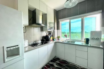 mUrAH Townhouse Simfoni Perdana,LBS Alam Perdana