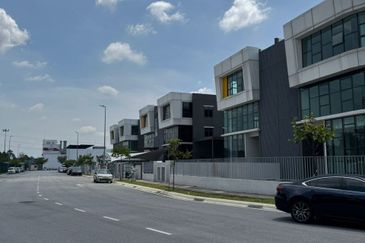 Warehouse 3 Storey Semi D Rawang, Selangor (Near To Tol Rawang & Highway)