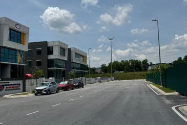 Warehouse 3 Storey Semi D Rawang, Selangor (Near To Tol Rawang & Highway)