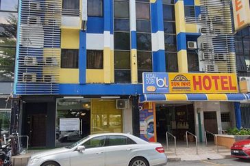 Ground Floor Shoplot  Facing Highway, Near KTM & The Mines (Seri Kembangan)