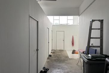 END LOT 💗2 Storey SHOPLOT  Renovated Pusat Komersial Tiara Sendayan,Labu N9 