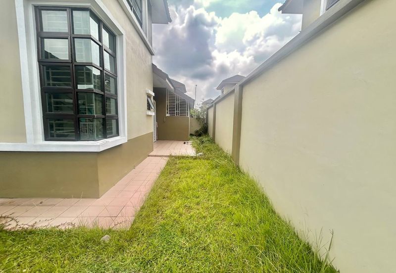 Taman Bandar Warisan Puteri, Seremban, Semi D 1.5 Tingkat For Sale