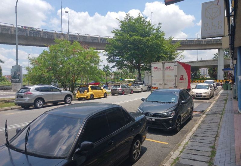 GF Shoplot Seri Kembangan Facing mainroad