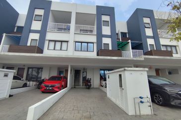 Ayden Townhouse Warisan Puteri