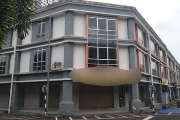 For rent shoplot near acacia residence at Salak Tinggi