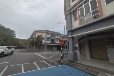 For rent shoplot near acacia residence at Salak Tinggi