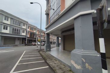 For rent shoplot near acacia residence at Salak Tinggi