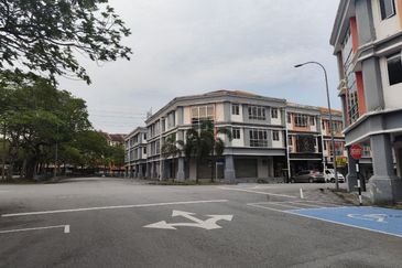 For rent shoplot near acacia residence at Salak Tinggi