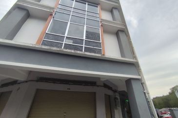 For rent shoplot near acacia residence at Salak Tinggi