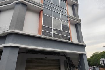 For rent shoplot near acacia residence at Salak Tinggi
