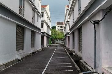 Endlot💗Ground Floor Shoplot near Acacia Residence Brand new, Salak Tinggi