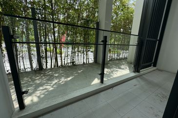 Direct Link Bridge to MRT 2 Station ! 80meter ONLY