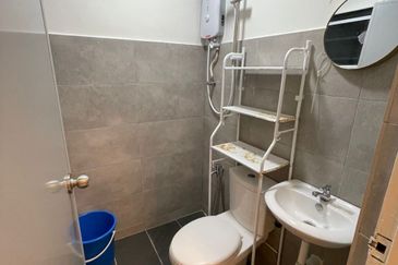 Master Bedroom with Window and private bathroom at SS15/7 near Inti Subang for RENT 