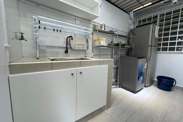 Master Bedroom with Window and private bathroom at SS15/7 near Inti Subang for RENT 