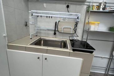 Master Bedroom with Window and private bathroom at SS15/7 near Inti Subang for RENT 