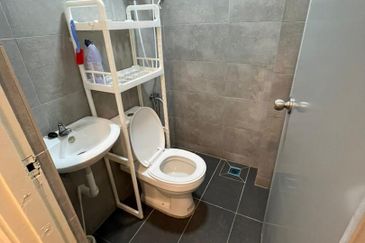 Master Bedroom with Window and private bathroom at SS15/7 near Inti Subang for RENT 