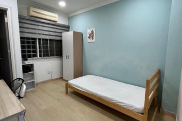 Master Bedroom with Window and private bathroom at SS15/7 near Inti Subang for RENT 