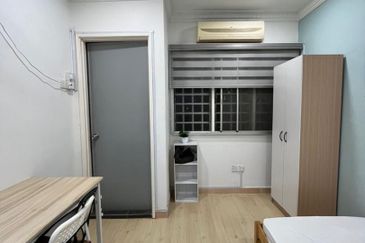 Master Bedroom with Window and private bathroom at SS15/7 near Inti Subang for RENT 