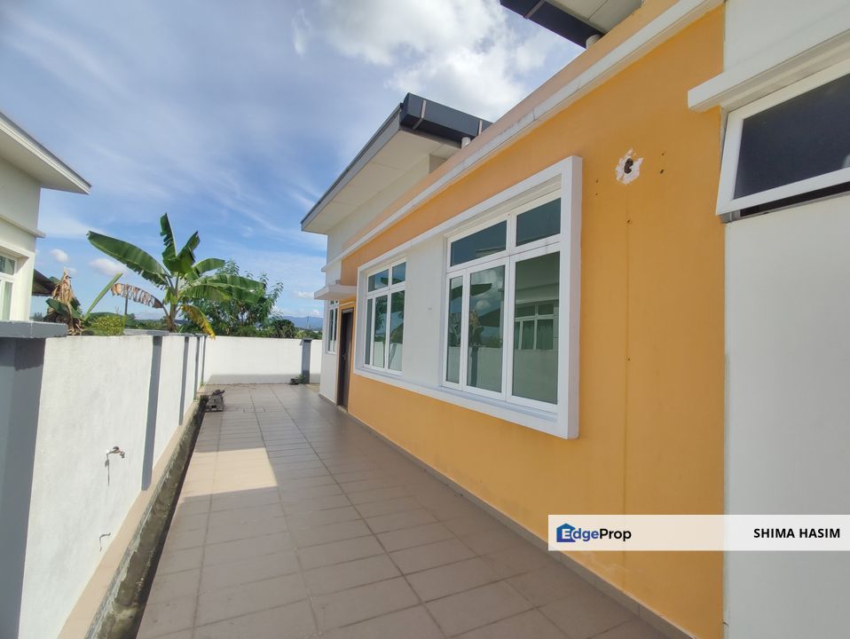 Ample Park at front Bungalow Single Storey at Senawang Perdana, Negeri Sembilan, Seremban