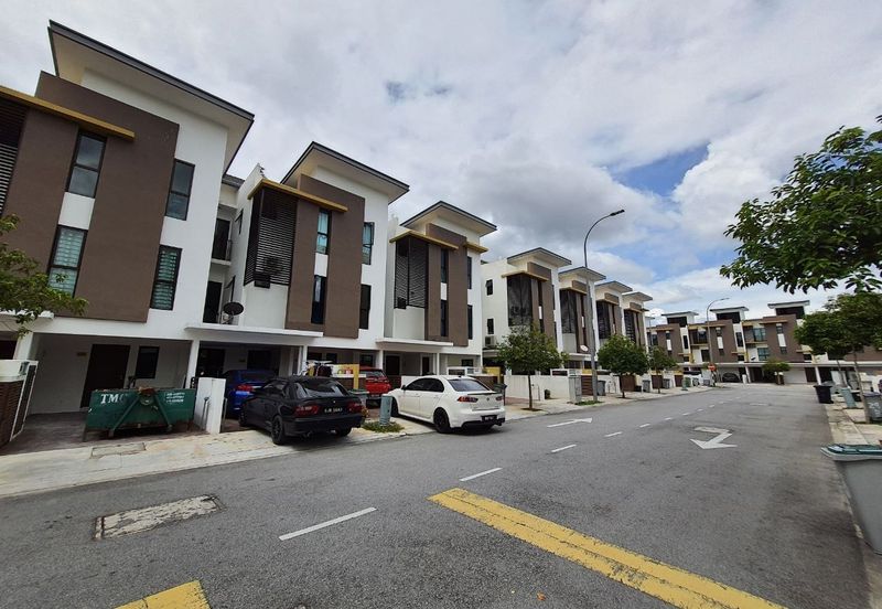 TOWNHOUSE CEMPAKA SERI 2 KOTA SERIEMAS