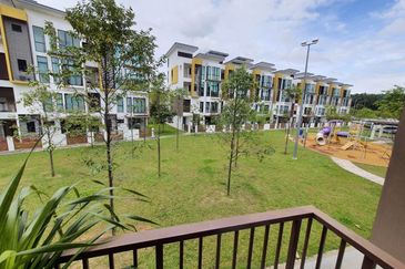 TOWNHOUSE CEMPAKA SERI 2 KOTA SERIEMAS