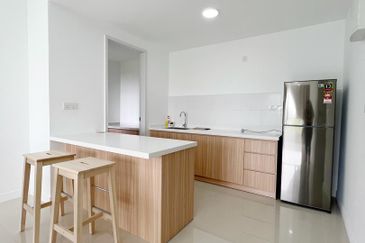 Lakefront Condominium | Emerald Hills @ Alam Damai