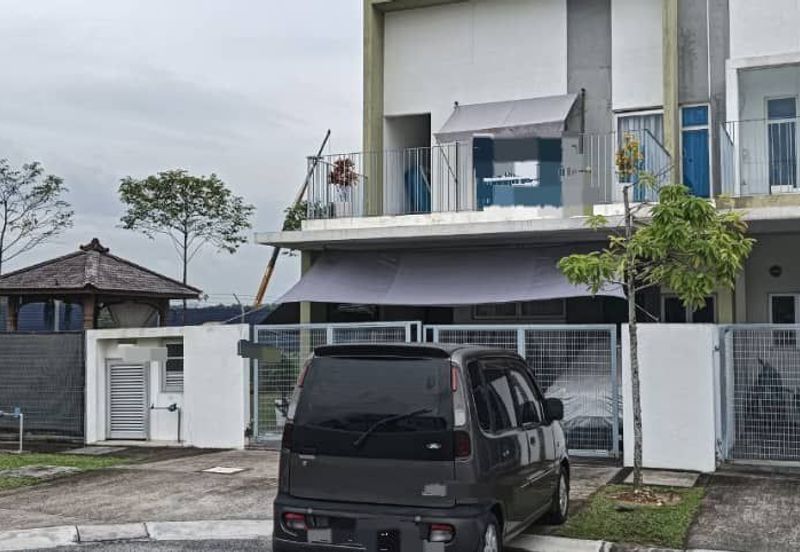 Corner lot! Casawood Cybersouth - Bigger unit for Sale!