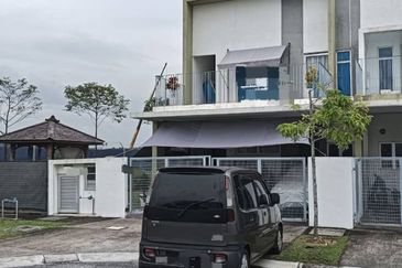 Corner lot! Casawood Cybersouth - Bigger unit for Sale!