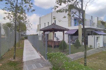 Corner lot! Casawood Cybersouth - Bigger unit for Sale!