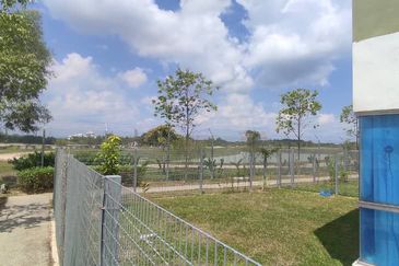 Corner lot! Casawood Cybersouth - Bigger unit for Sale!