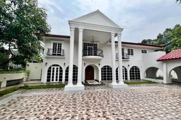 Beautiful European-English Designed Bungalow in PJ for Sale!