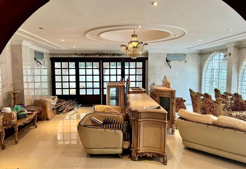 Beautiful European-English Designed Bungalow in PJ for Sale!