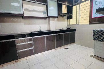 FREEHOLD! Corner Unit! Renovated! GAYA Apartment at Melawati for Sale!