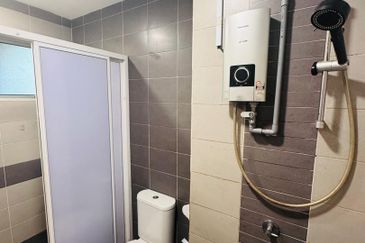 FREEHOLD! Corner Unit! Renovated! GAYA Apartment at Melawati for Sale!