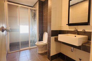 FREEHOLD! Corner Unit! Renovated! GAYA Apartment at Melawati for Sale!