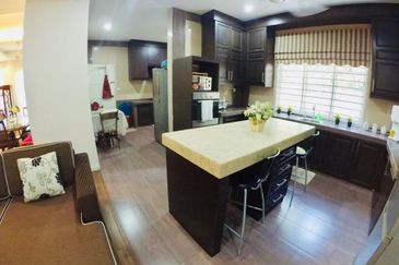 Freehold 2 Storey Bungalow for Sale!