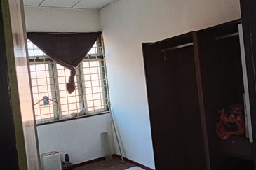 Corner lot! Double Storey Terrace House at Taman Seroja, Bandar Baru Salak Tinggi, Sepang for Sale!