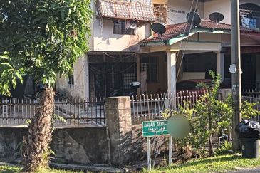 Corner lot! Double Storey Terrace House at Taman Seroja, Bandar Baru Salak Tinggi, Sepang for Sale!