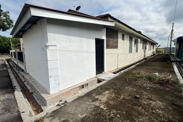 Freehold! Single Storey Terrace House End Lot! Taman Pinang Impian, Melaka for Sale!
