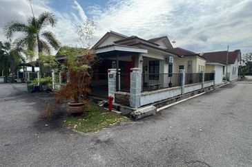 Freehold! Single Storey Terrace House End Lot! Taman Pinang Impian, Melaka for Sale!