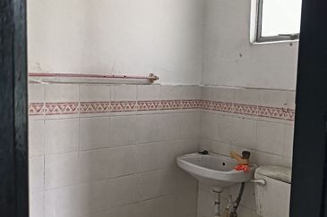 Corner lot! Double Storey Terrace Taman Seroja, Bandar Baru Salak Tinggi, Sepang for Sale Below MV!