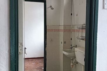 Corner lot! Double Storey Terrace Taman Seroja, Bandar Baru Salak Tinggi, Sepang for Sale Below MV!