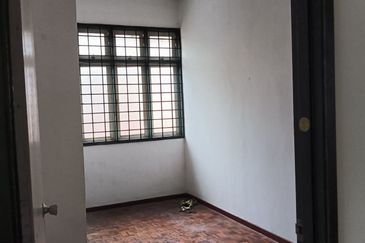 Corner lot! Double Storey Terrace House Taman Seroja, Bandar Baru Salak Tinggi, Sepang for Sale!