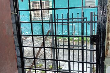 Corner lot! Double Storey Terrace House Taman Seroja, Bandar Baru Salak Tinggi, Sepang for Sale!