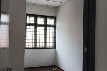 Corner lot! Double Storey Terrace House Taman Seroja, Bandar Baru Salak Tinggi, Sepang for Sale!