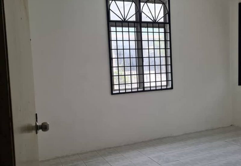 Corner lot! Double Storey Terrace House Taman Seroja, Bandar Baru Salak Tinggi, Sepang for Sale!