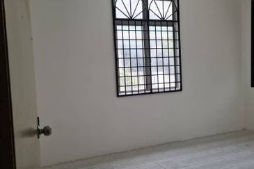 Corner lot! Double Storey Terrace House Taman Seroja, Bandar Baru Salak Tinggi, Sepang for Sale!