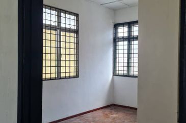 Corner lot! Double Storey Terrace House Taman Seroja, Bandar Baru Salak Tinggi, Sepang for Sale!