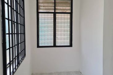 Corner lot! Double Storey Terrace House Taman Seroja, Bandar Baru Salak Tinggi, Sepang for Sale!