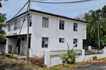 Corner lot! Double Storey Terrace House Taman Seroja, Bandar Baru Salak Tinggi, Sepang for Sale!